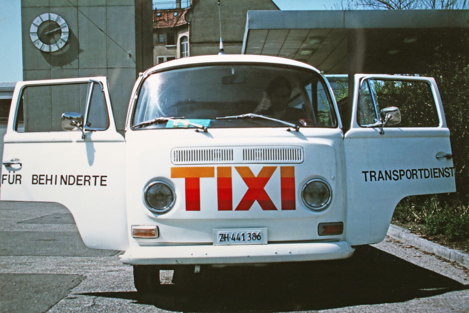 Ein weisser VW-Bus mit grossem TIXI Logo war das erste Fahrzeug von TIXI.