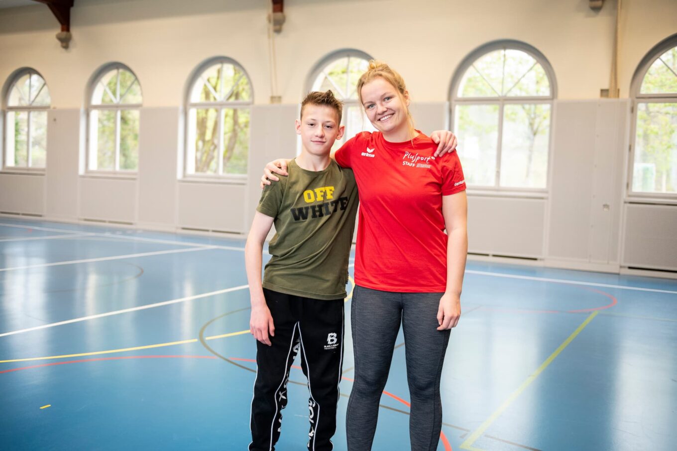 Junger Fahrgast Jeremy Huber und Trainerin Katja Dunkel gemeinsam beim PluSport Fussballtraining