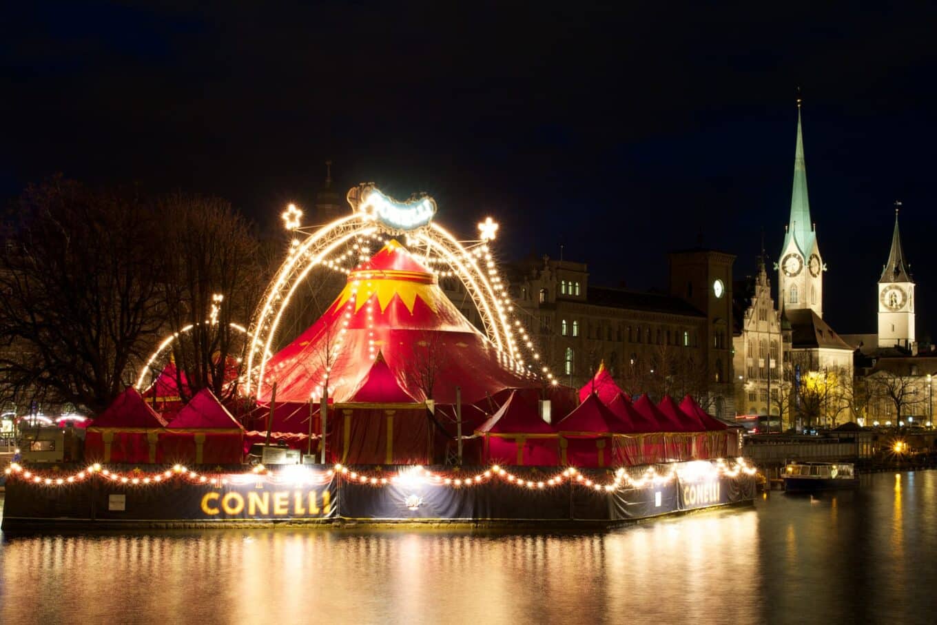 Das festlich beleuchtete Zelt des Weihnachtscircus Conelli in Zürich.