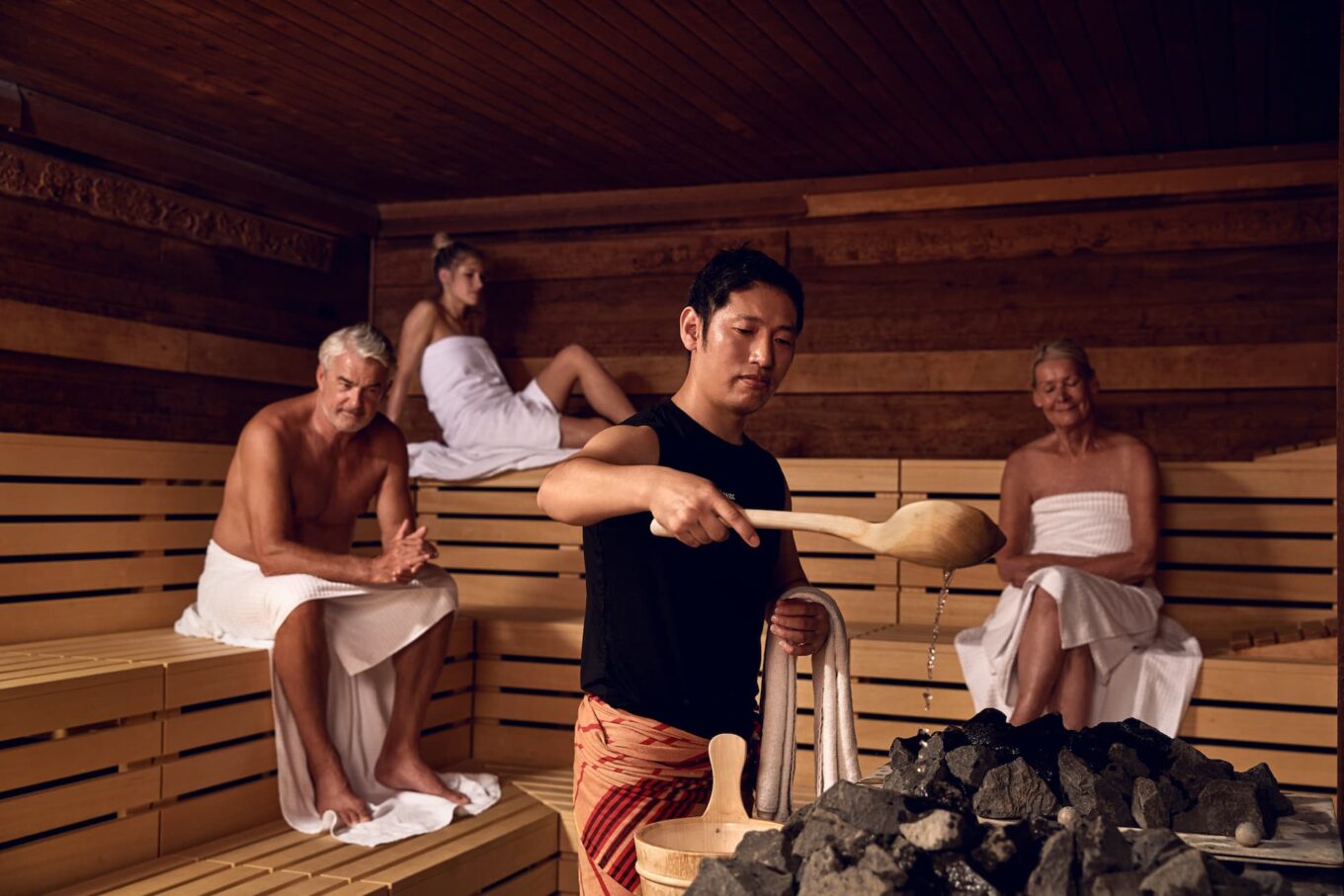 Saunaaufguss in Sauna in einem Fitnesspark der Migros