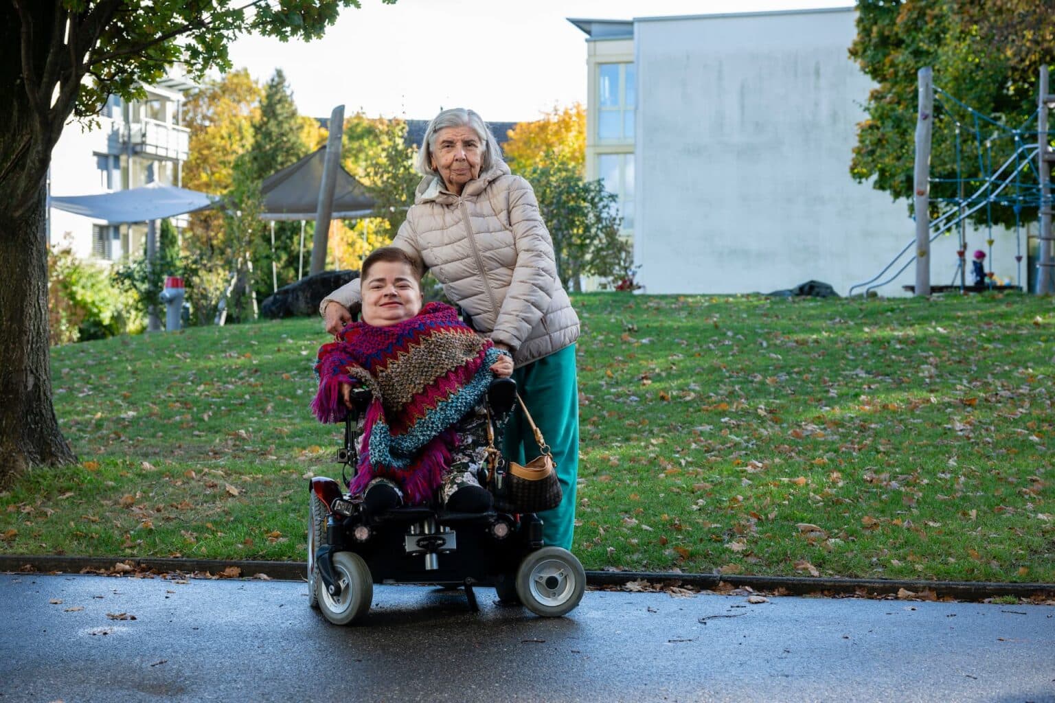 Sonel Zehir im Rollstuhl neben ihrer Mutter.